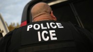 ICE deporta a madre inmigrante y a su hija de 6 años a Ecuador