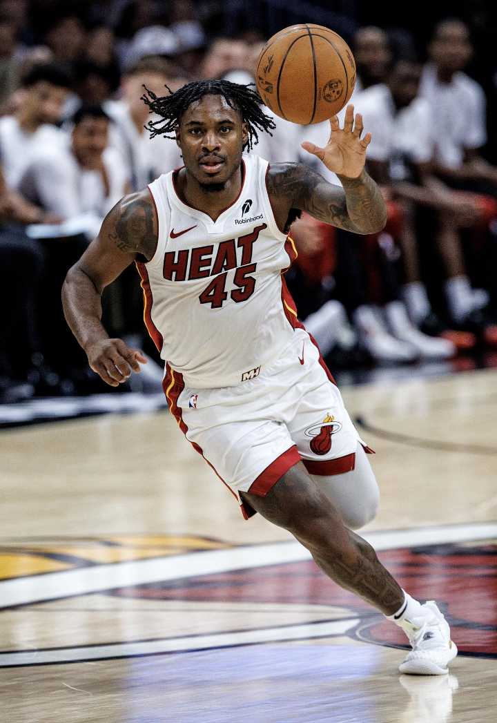 Exempleado de Miami Heat se declara culpable del robo de 400 camisetas de partido