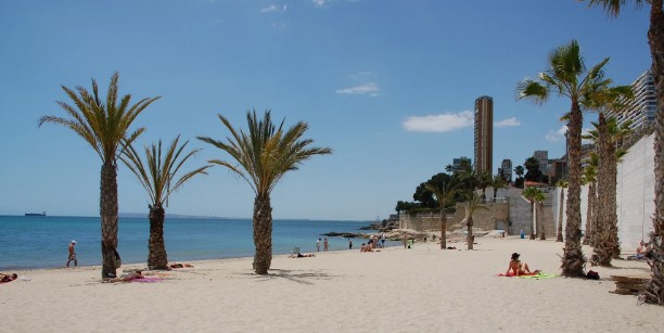 Alicante prohíbe el baño en la playa de La Albufereta por anomalías en una analítica del agua