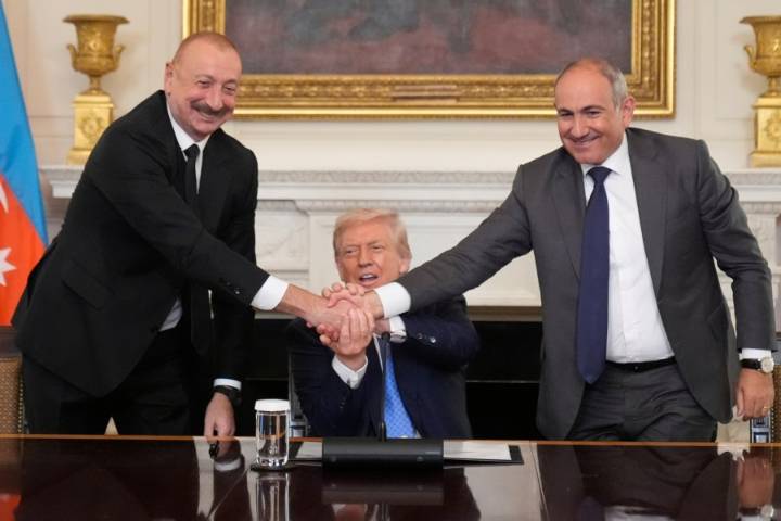 Leaders of Armenia and Azerbaijan shake hands and sign deal at White House peace summit