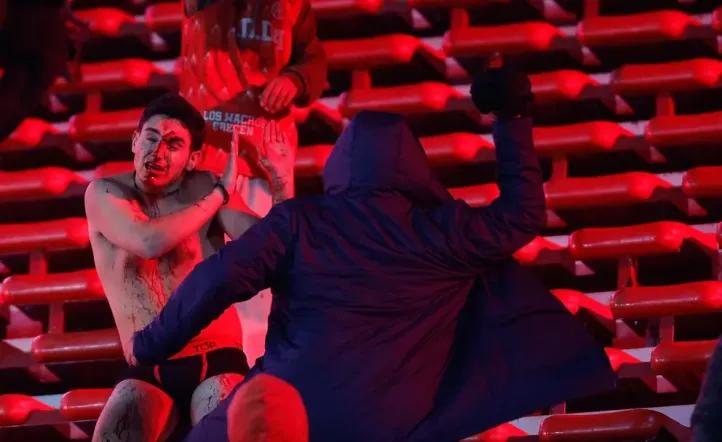 Cancelaron Independiente – Universidad de Chile por gravísimos incidentes en una pelea entre las dos hinchadas