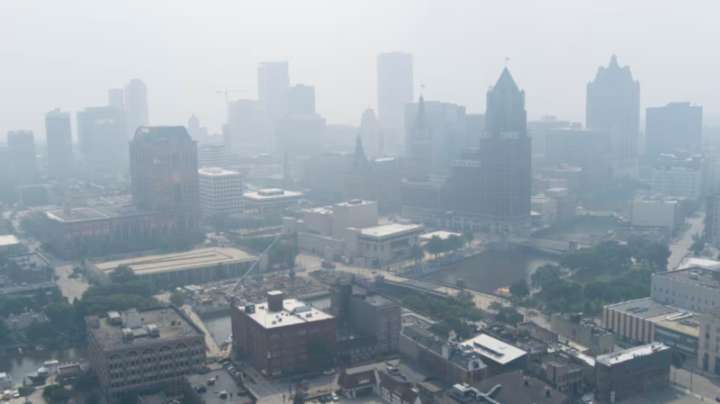 El humo de los incendios forestales en Canadá lleva aire insalubre al Medio Oeste de EE.UU.