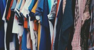 La desconocida propiedad del bicarbonato de sodio para quitar manchas viejas en la ropa