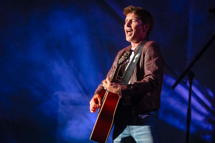 James Blunt deslumbra en Cap Roig con su energía y voz inconfundible