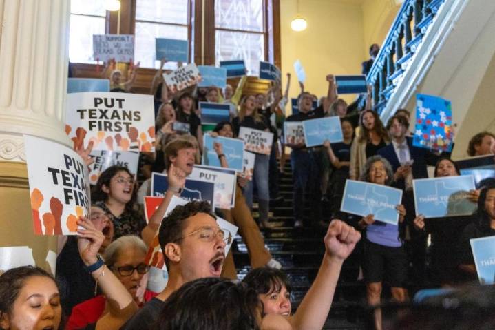 Police escort Texas Democrats to prevent new redistricting walkout
