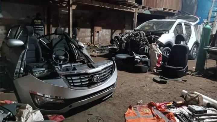 Policía detuvo a dos sujetos en chatarrería donde se desmantelaban vehículos robados en Villa El Salvador