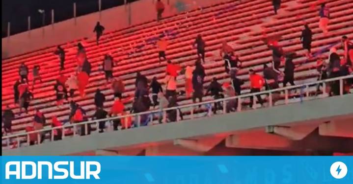 00:12 Conmoción: un hincha de la U de Chile cayó al vacío tras el ingreso de la barra de Independiente
