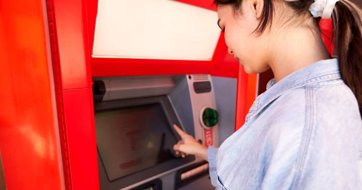 Major UK bank set to cut opening hours across these 40 locations