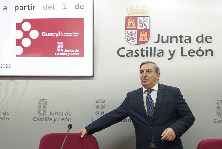 La Junta estima que unas 130.000 personas contarán desde el lunes con el dispositivo Buscyl digital para disfrutar de transporte gratuito en 284 rutas
