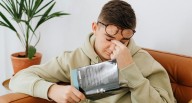 Afecta tu vista más de lo que crees: el peor error que cometes con tus ojos