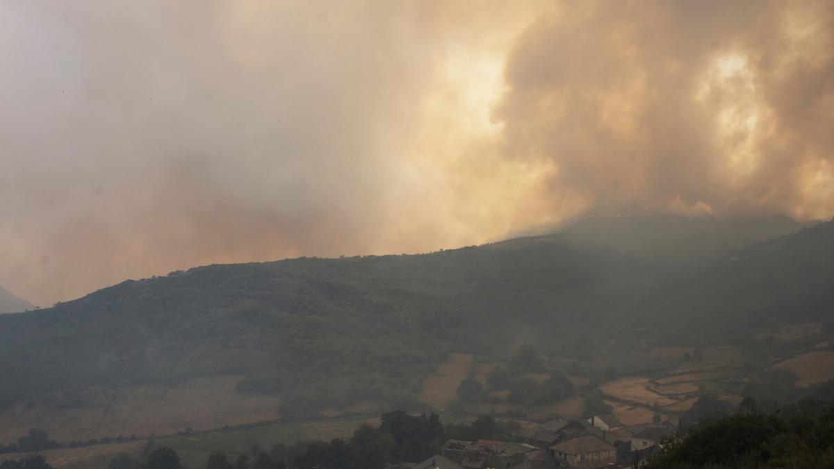 Última hora sobre los incendios forestales en España, en directo | Focos activos, provincias afectadas y desalojos
