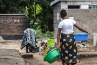 Un invento en Malaui para que mujeres como Ntata no caminen más de un kilómetro recién paridas para buscar agua