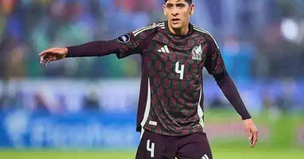 Edson Álvarez llega a Turquía para cerrar traspaso