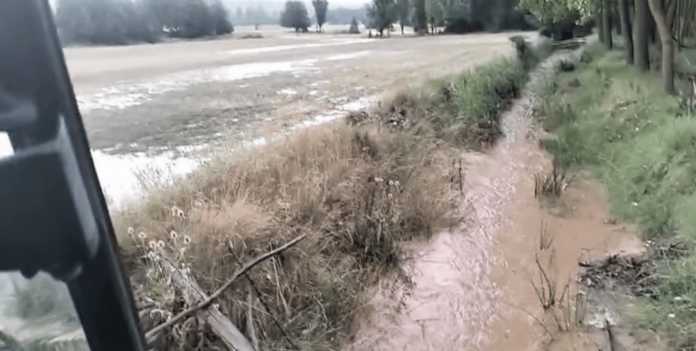 Las tormentas dejan 45 litros en media hora en Campillos-Paravientos y arrastran la tierra de los caminos