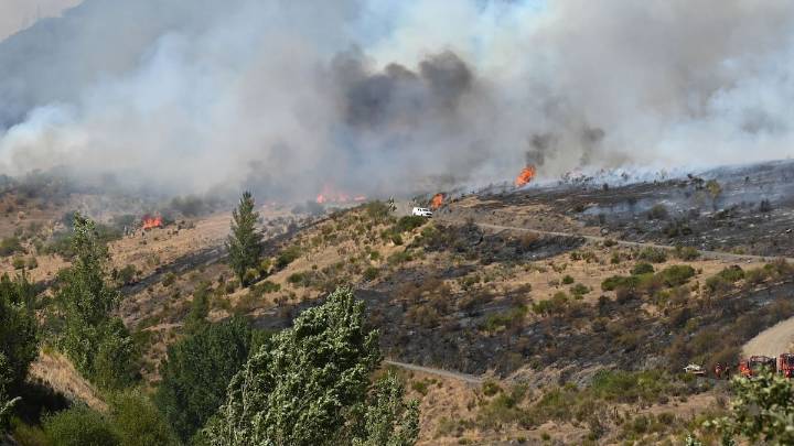 La lluvia da esperanzas de mejoría para el incendio de Fasgar y la Junta levanta los confinamientos en Igüeña y Colinas