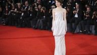 Emma Stone, todo brillo en la alfombra roja de Venecia
