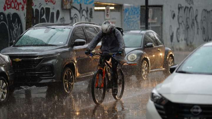 ¿A Qué Hora Lloverá en CDMX Hoy 11 de Agosto 2025? Activan Doble Alerta por Tormenta y Granizo