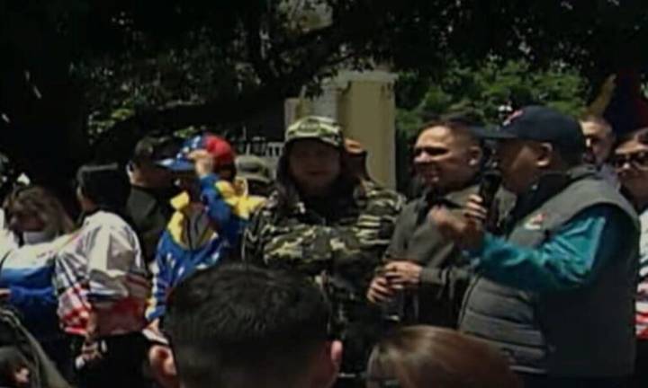Amoroso se sumó al alistamiento militar y llamó a estar «rodilla en tierra» (+ video)