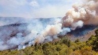 El cambio de viento ayuda a frenar el avance del incendio de Quiroga y alivia O Courel
