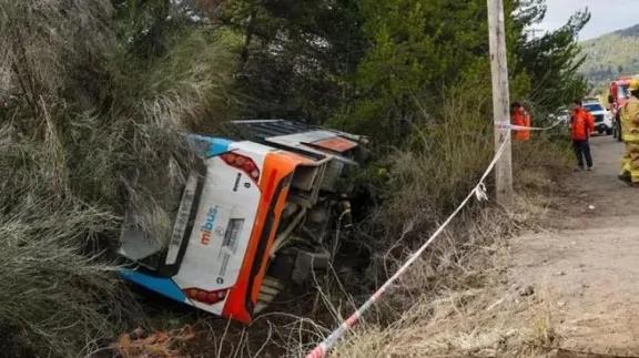 Accidente camino al cerro Catedral por un desmayo del chofer