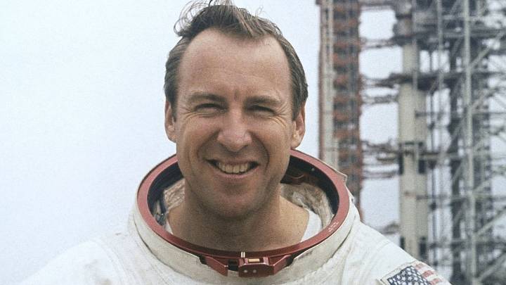 Apollo 13 moon mission leader James Lovell dies at 97