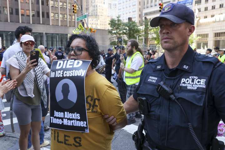 Arrestan a 15 personas en una marcha en apoyo a migrantes retenidos por ICE en Nueva York