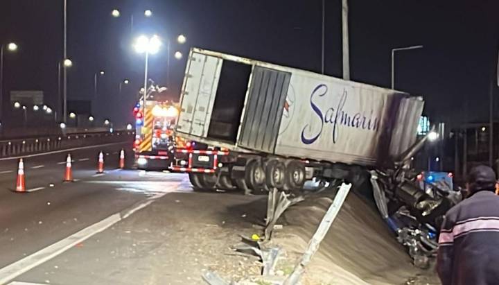 Cabina se incendió: Conductor de camión falleció en accidente de tránsito en Ruta 5