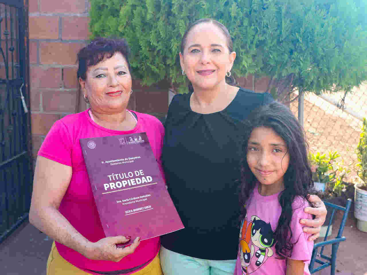 La alcaldesa Karla Córdova González entrega títulos de propiedad y garantiza certeza jurídica a las familias de Guaymas