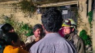 Lluvias colapsan barda y cae sobre tres viviendas en Tlalnepantla