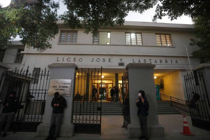 Alumno del Liceo Lastarria de Providencia terminó quemado luego de lanzar molotov en incidentes