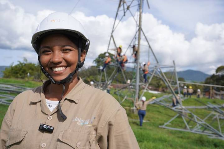 Se gradúan las primeras 29 mujeres que instalaran redes eléctricas en el país