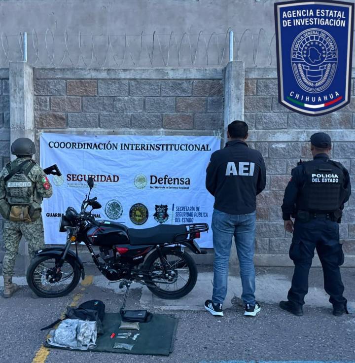 Aseguran una motocicleta y diversos narcóticos en Parral