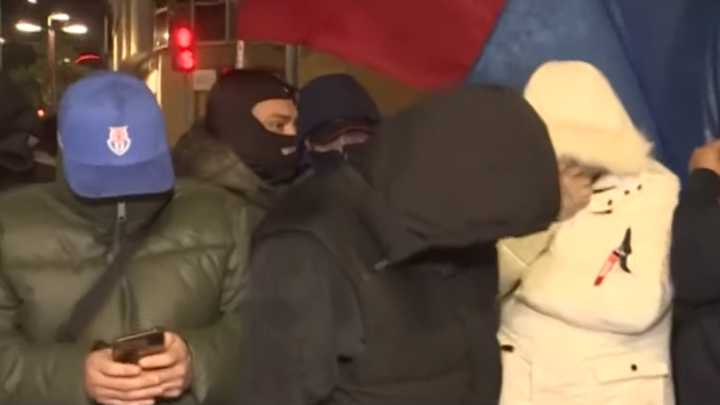 Barristas de la U. de Chile se concentran en la Embajada de Argentina