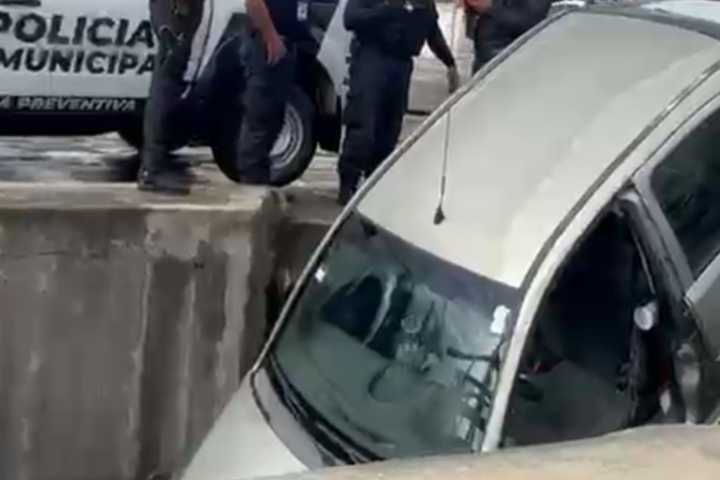 Vehículo cayó al canal, en Mineral de la Reforma
