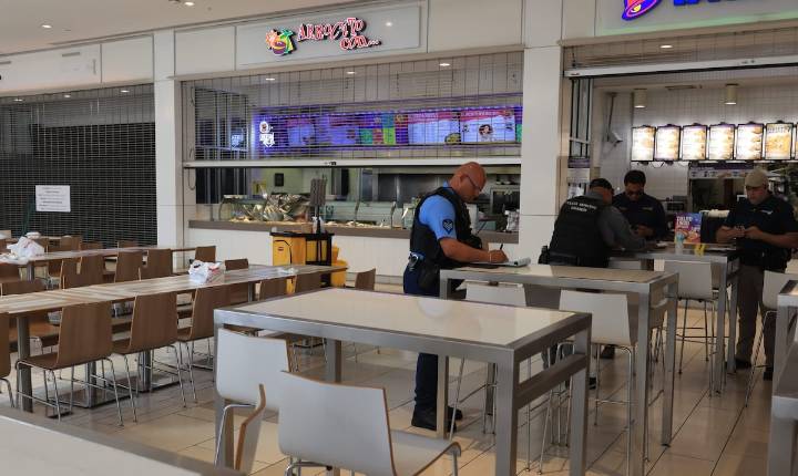 Violencia doméstica en centro comercial de Bayamón: hombre apuñala empleada en restaurante