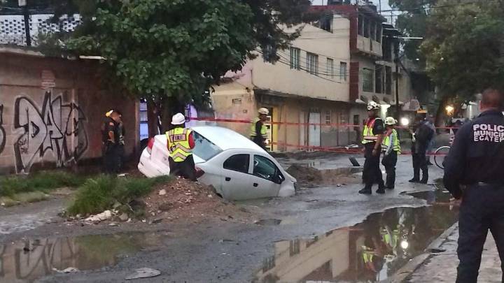 AUTO CAEN EN SOCAVÓN EN EL CHAMIZAL, ECATEPEC