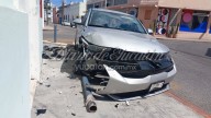 Chocan en calles del centro de Mérida; un vehículo termina sobre la banqueta tras fuerte golpe
