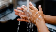 Retiran jabones por posible riesgo de infecciones mortales