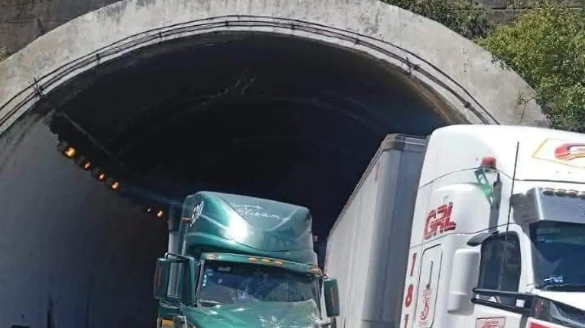 Chocan tres tractocamiones en el segundo túnel con dirección a Veracruz