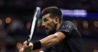 Novak Djokovic shakes off a back problem and reaches the 4th round of the U.S. Open