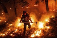 Wildfire in Oregon destroys 4 homes, threatens thousands more