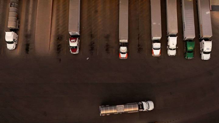 State Department pauses issuing work visas for commercial truck drivers