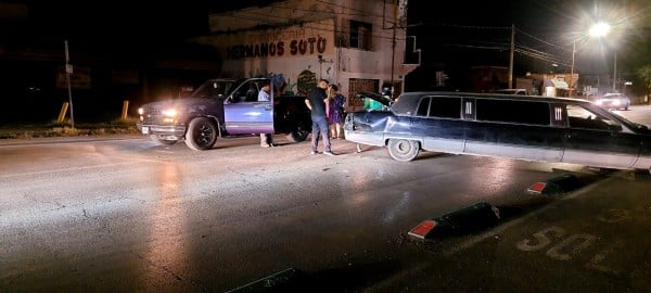 Limosina vieja choca en Juárez