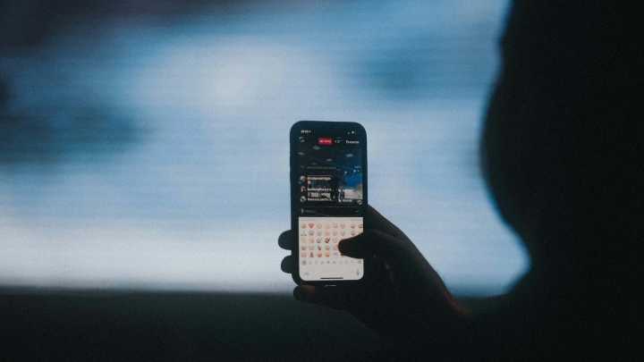 WhatsApp renueva las reacciones en iOS con un diseño más claro y ordenado