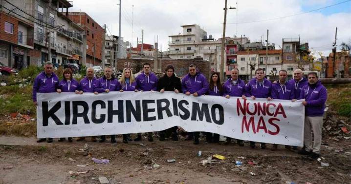 La Libertad Avanza lanzó su campaña en Buenos Aires con una polémica foto de Javier Milei: «Kirchnerismo nunca más»