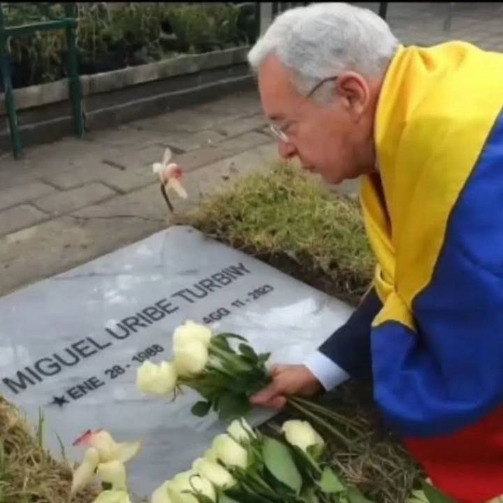 Álvaro Uribe visita tumba de Miguel Uribe Turbay y rompe el silencio -