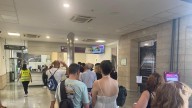 Largas colas en la estación del AVE de Ourense para intentar buscar una solución tras estar cortada la conexión Madrid