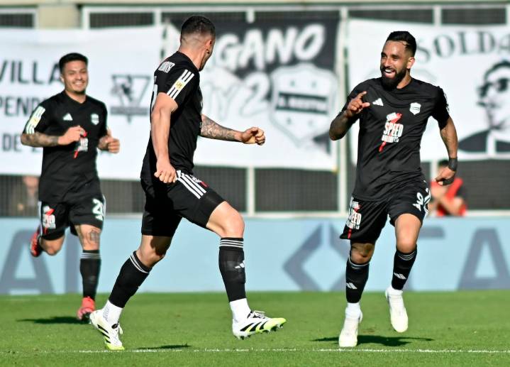¿Se acabaron las polémicas? Riestra goleó, gustó y está arriba: hizo un gol de arco a arco y suma una imposible racha de local