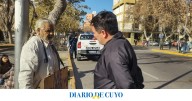 [VIDEO] Hombre mayor se “encadenó” en la Plaza 25: dice que gana apenas $280 mil y se colgó un cartel con la frase “me robaron mi dignidad”
