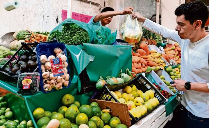 Sufren 2.3 millones de pobres inflación de más de 4%: Inegi